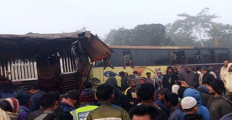 ঢাকা-সিলেট মহাসড়কে তিন বাসের সংঘর্ষে নিহত ২