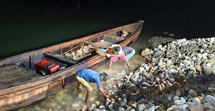 লুট হওয়া পাথর সাতদিনের মধ্যে আগের জায়গায় ফেলার নির্দেশ