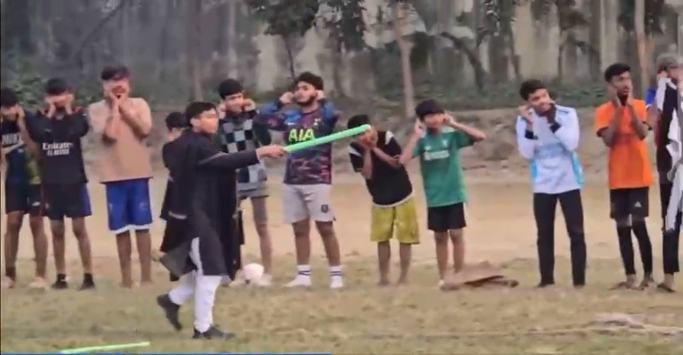 ঢাবি খেলার মাঠে শিশুদের কানধরে উঠবস করালেন ডাকসু সদস্য সর্বমিত্র চাকমা