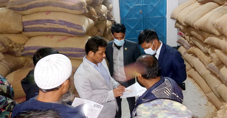 ঠাকুরগাঁওয়ে ধান মজুত করায় দুই ব্যবসায়ীর জরিমানা