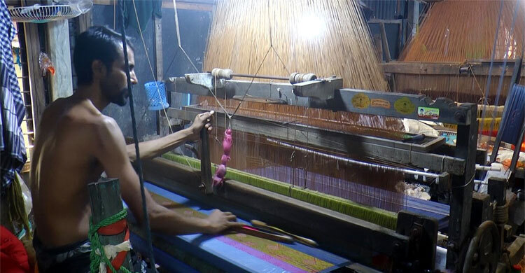 ঈদ-নববর্ষ ঘিরে খটখট শব্দে মুখর টাঙ্গাইলের তাঁতপল্লি