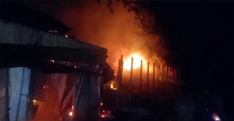 টাঙ্গাইলে বজ্রপাতে চার দোকান ও তুলার কারখানায় আগুন