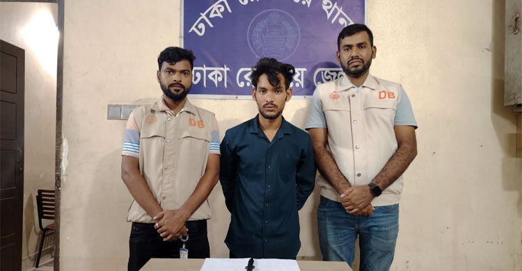 ট্রেনের ছাদে ছিনতাই করতেন হত্যা মামলার আসামি