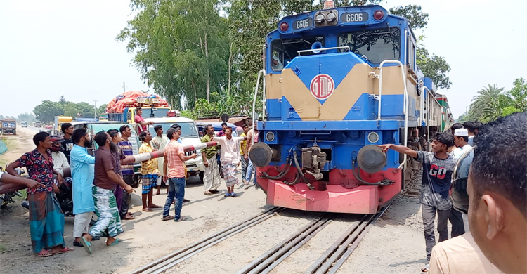 লুডু খেলায় ব্যস্ত গেটম্যান, অল্পের জন্য রক্ষা পেল ‘দ্রুতযান’