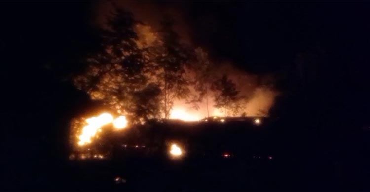 টাঙ্গাইলে বজ্রপাতে চার দোকান ও তুলার কারখানায় আগুন