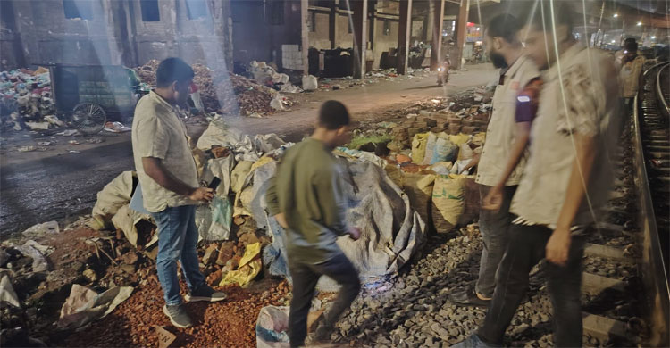 ট্রেনের ছাদে ছিনতাই করতেন হত্যা মামলার আসামি