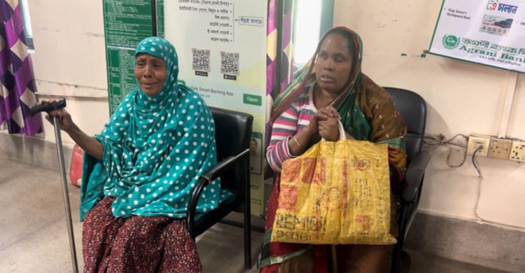 ব্যাংকে জমা রাখতে গিয়ে প্রায় লাখ টাকা খোয়ালেন ভিক্ষুক নুরজাহান