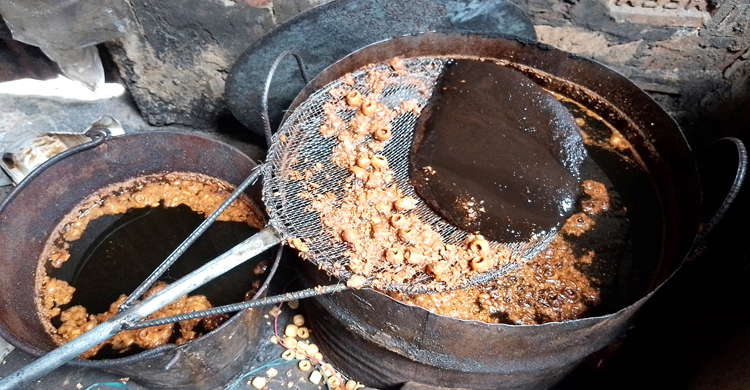 পোড়া তেলে ভাজা হয় চিপস, কারখানা মালিকের জরিমানা