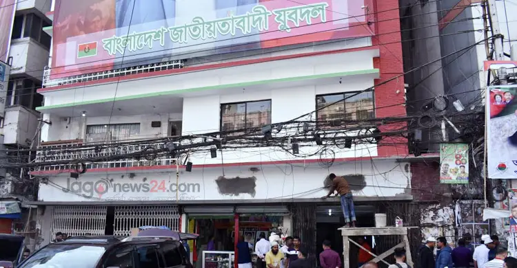 আরও পড়ুন বিমানবন্দরে নামলেই তারেক রহমানকে ঘিরে &lsquo;বিশেষ নিরাপত্তা বলয়&rsquo; মায়ের মতো বাসায় বসেই ভোটার হতে পারবেন তারেক রহমান