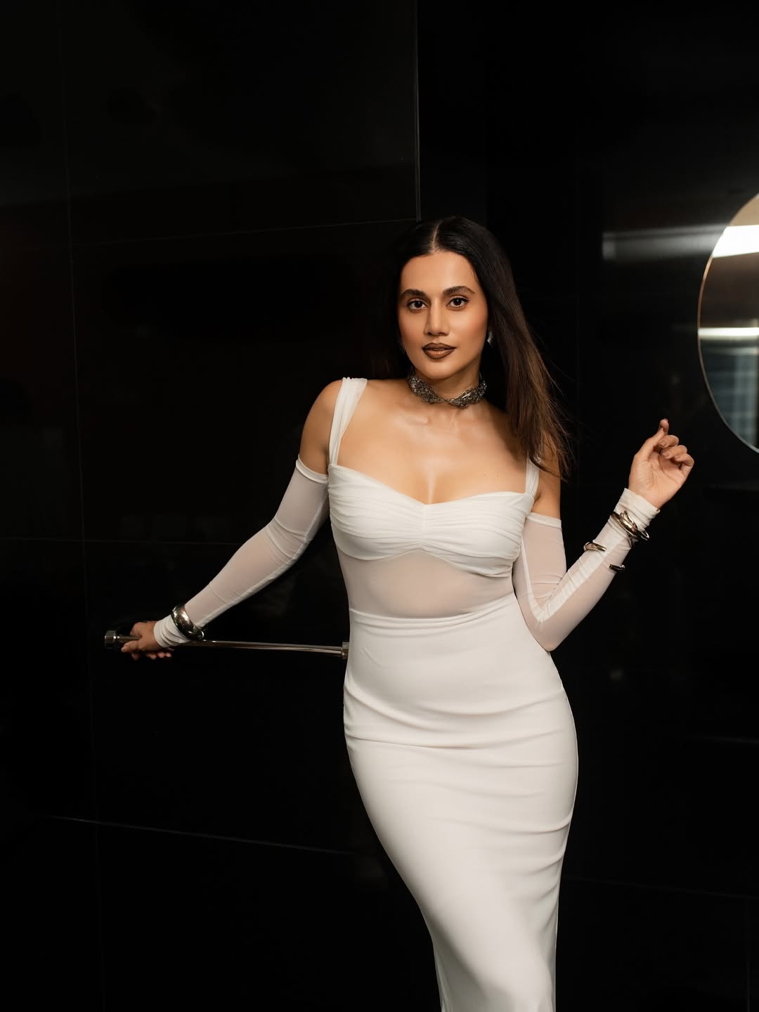 সাদা রঙে তাপসীর মিনিমাল ম্যাজিক