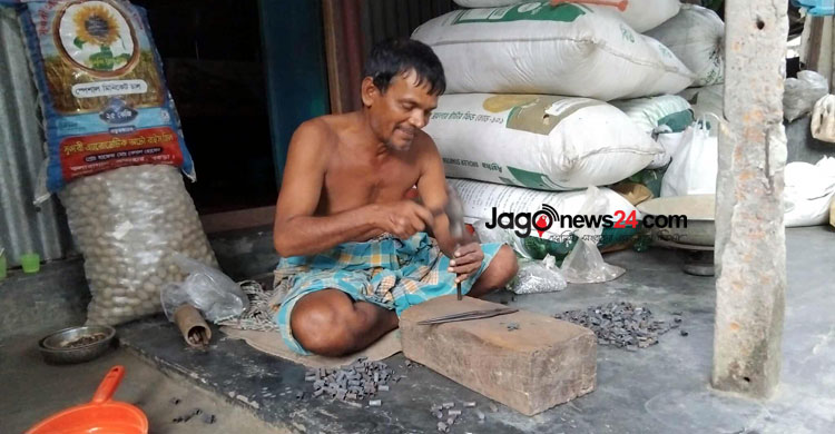বিলুপ্তির পথে ২০০ বছরের তাবিজ শিল্প