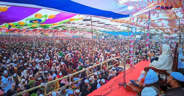 আখেরি মোনাজাতে শেষ হলো তিনদিনের ইজতেমা