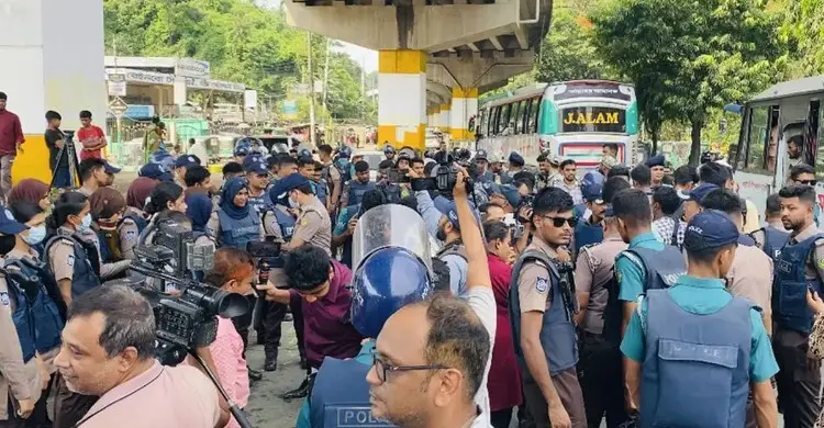 চট্টগ্রামে গ্রাফিতি আঁকতে যাওয়া শিক্ষার্থীদের সঙ্গে পুলিশের ধস্তাধস্তি