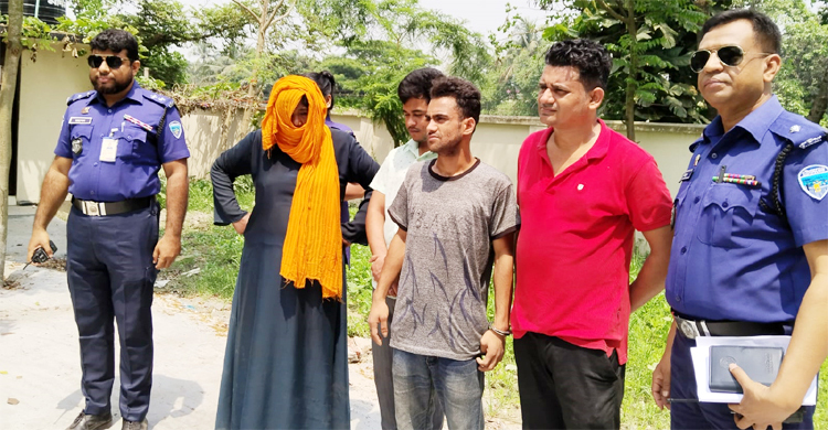 বেশি দামে টিকিট বিক্রি করতে গিয়ে ধরা পড়লেন রেলকর্মী