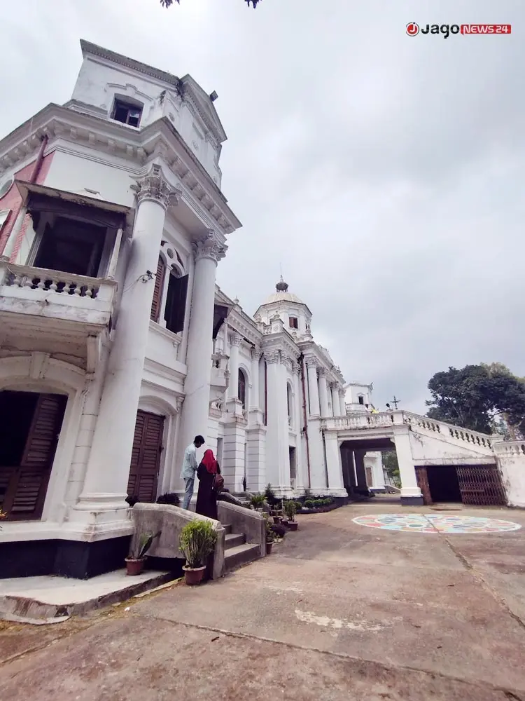 তাজহাটের প্রতিটি ইটে লুকিয়ে আছে কোনো গোপন গল্প