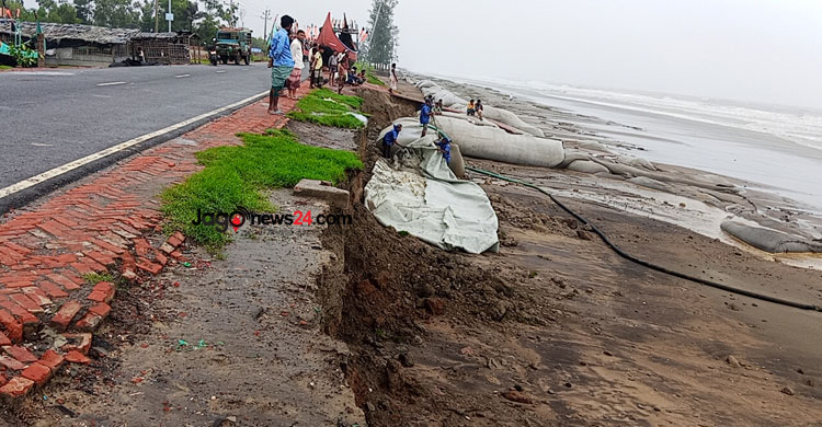 ঢেউের তোড়ে টেকনাফ মেরিন ড্রাইভ সড়কে ভাঙন