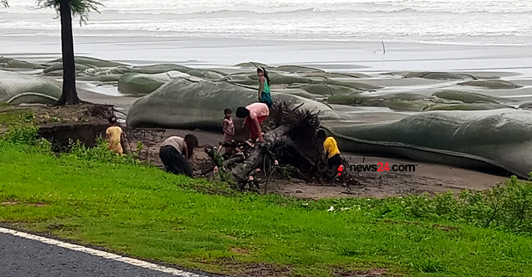 ঢেউের তোড়ে টেকনাফ মেরিন ড্রাইভ সড়কে ভাঙন