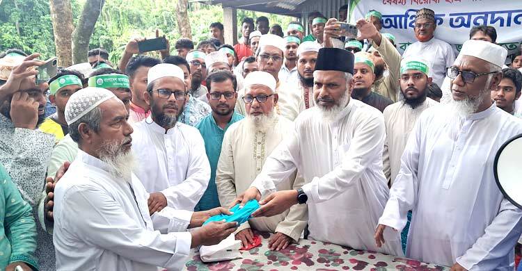 কিশোরগঞ্জে ৬ নিহতের পরিবারকে দুই লাখ করে টাকা দিলো জামায়াত