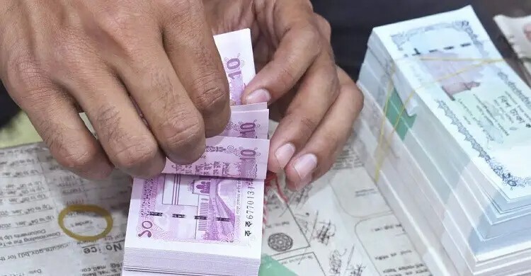 ঈদে নতুন টাকা পেতে ‘বাট্টার’ চাপ, খোলা বাজারে জমজমাট বেচাকেনা