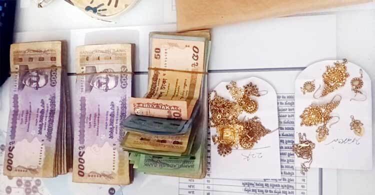 খড়ের গাদায় মিললো দুই লাখ টাকা, ৬ ভরি সোনা