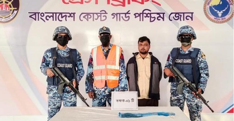 মোংলায় বিরল প্রজাতির তক্ষকসহ পাচারকারী আটক