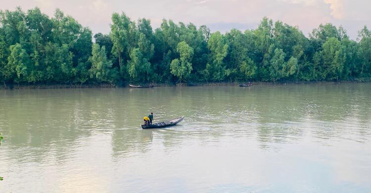 টেকনাফের নাফ নদীতে মাছ ধরার সময় জেলে গুলিবিদ্ধ