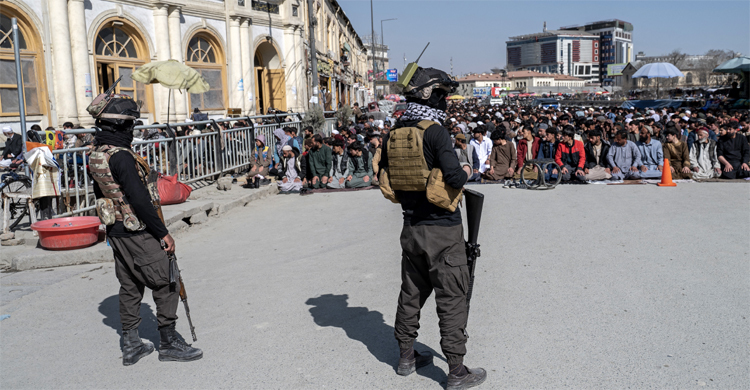 ‘গেরিলা যুদ্ধে অভিজ্ঞ’ আফগান তালেবানের কাছে কী ধরনের অস্ত্র আছে?
