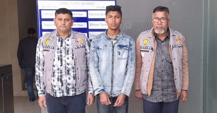 গেম খেলার কথা বলে বছরে ২০ কিশোরীকে ফাঁদে ফেলেছে শিশির