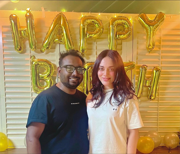 একপাশে মা অন্য পাশে নায়িকা, কেক কাটলেন রাফি