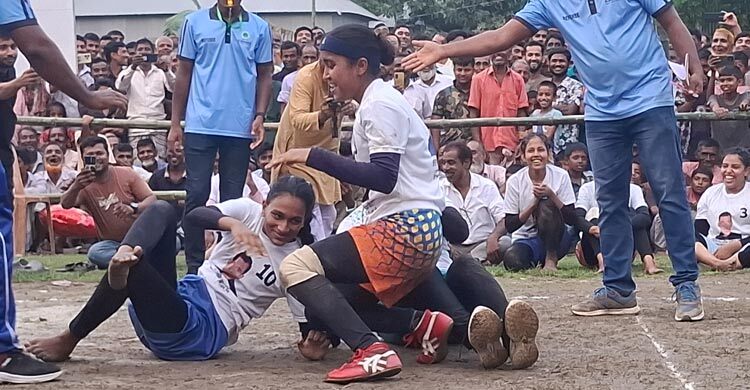 বিএনপি নেতা পদক পাওয়ায় নারীদের কাবাডিতে মাতলো হাজারো দর্শক