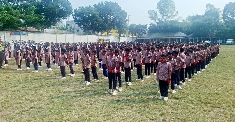 উপদেষ্টা যাবেন বলে পৌনে এক ঘণ্টা রোদে শিক্ষার্থীরা, অসুস্থ দু’জন