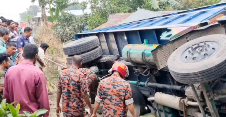 বসতঘরে উঠে গেলো নিয়ন্ত্রণহীন ট্রাক, ঘুমন্ত নারীর মৃত্যু