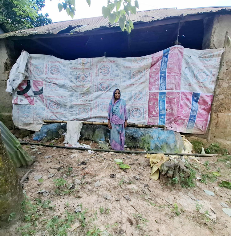 বৃষ্টি হলেই ঘর ভেঙে পড়ার আতঙ্কে থাকেন ফিরোজা বেগম