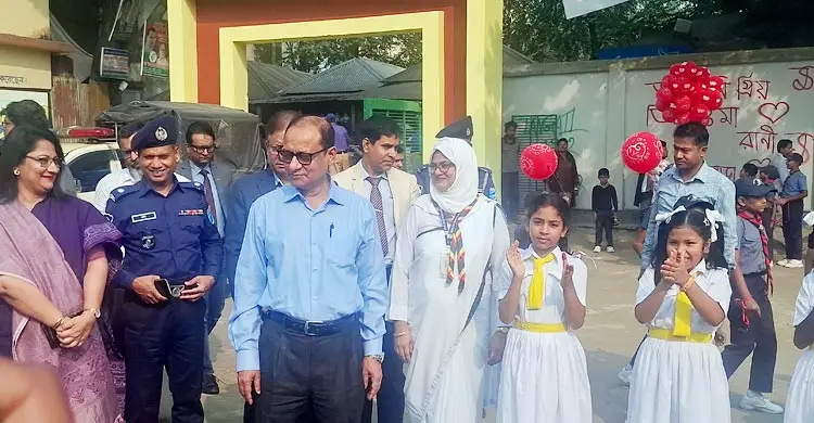 উপদেষ্টা যাবেন বলে পৌনে এক ঘণ্টা রোদে শিক্ষার্থীরা, অসুস্থ দু’জন