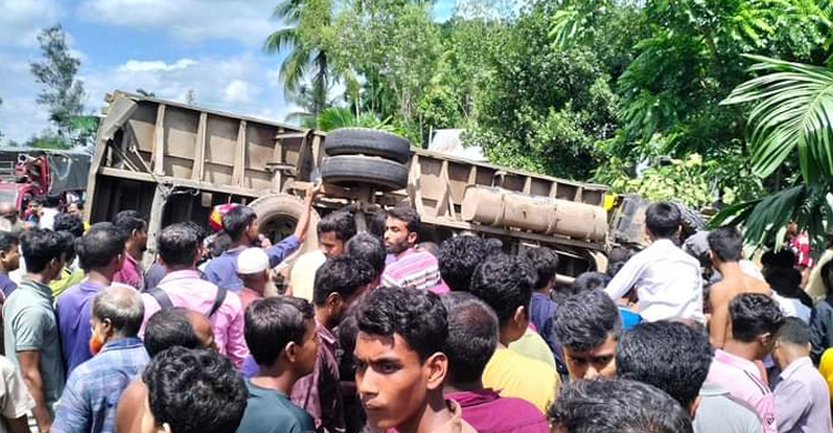 নিয়ন্ত্রণহীন ট্রাকের চাপায় প্রশিকার ব্যবস্থাপকসহ নিহত ২