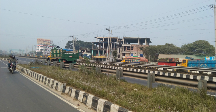 ঢাকা-টাঙ্গাইল মহাসড়কে ৩ ঘণ্টা পর যান চলাচল স্বাভাবিক