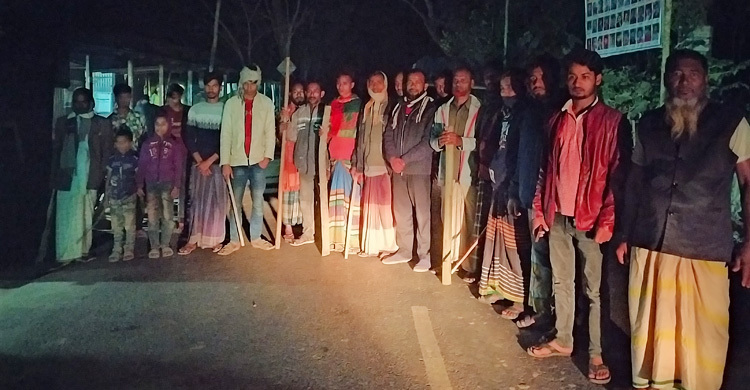 টাঙ্গাইলে ডাকাতি: রাতভর সড়ক পাহারা দিচ্ছেন গ্রামবাসী