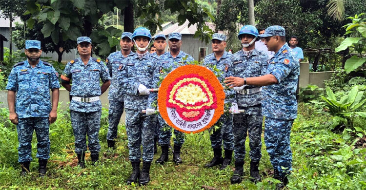 টাঙ্গাইলের দুই শিক্ষার্থীর কবরে বিমান বাহিনীর শ্রদ্ধা