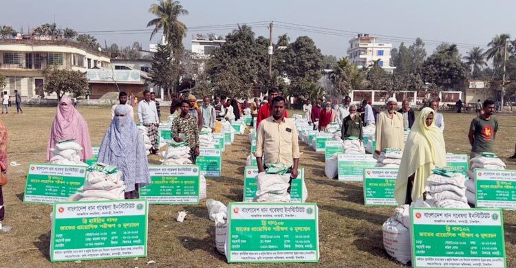 টাঙ্গাইলে কৃষকদের মধ্যে উপকরণ বিতরণ