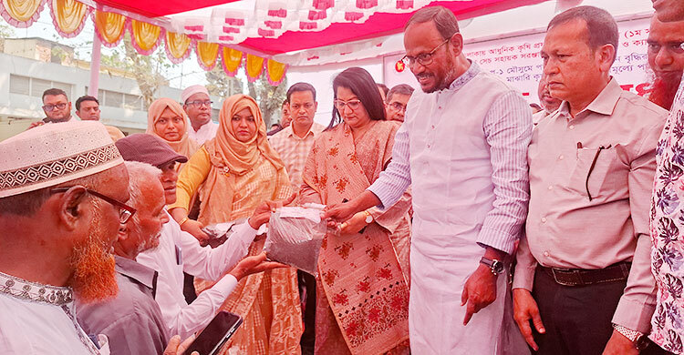 পর্যাপ্ত সার মজুত রয়েছে, সঠিকভাবে দিতে তদারকি চলছে: কৃষি প্রতিমন্ত্রী