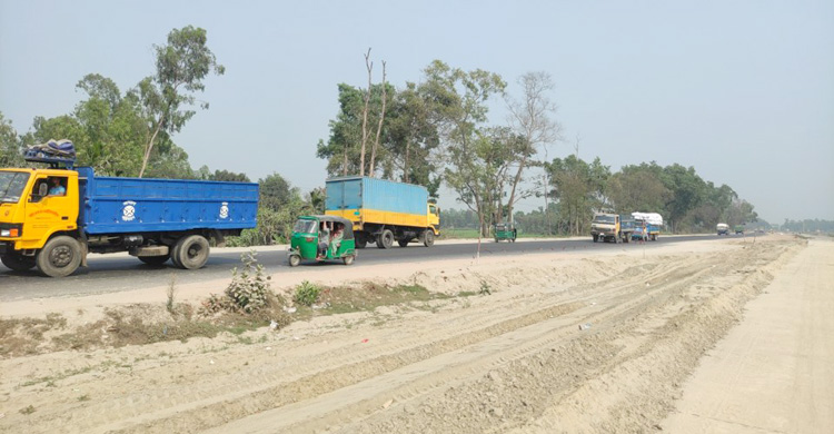 ঈদযাত্রায় আশ্বস্তের মাঝেও আশঙ্কায় যানবাহন চালকরা