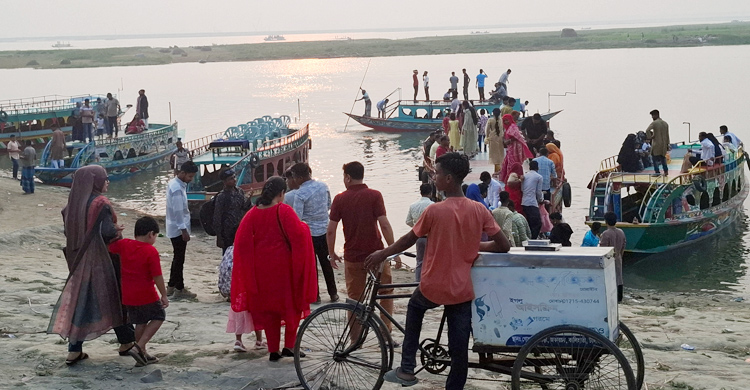 টাঙ্গাইলে ৫০ টাকায় যমুনায় ঘুরতে দর্শনার্থীদের ভিড়