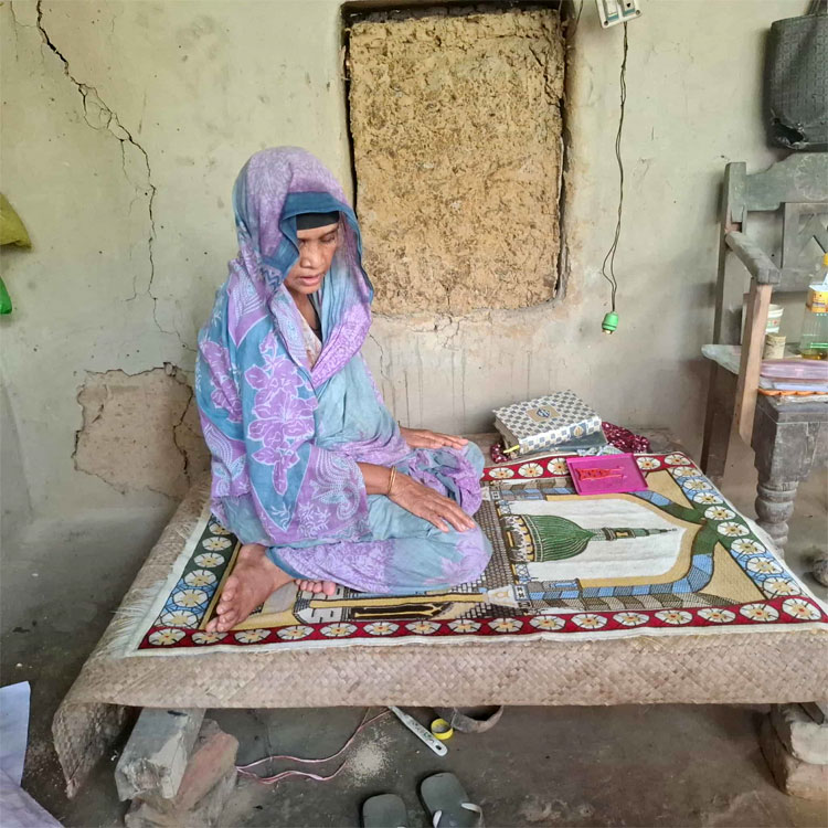 বৃষ্টি হলেই ঘর ভেঙে পড়ার আতঙ্কে থাকেন ফিরোজা বেগম