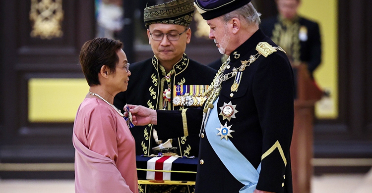 আসিয়ান মঞ্চে ইশারায় বিশ্বনেতাদের সামনে ইতিহাস লিখছেন তান লি বি
