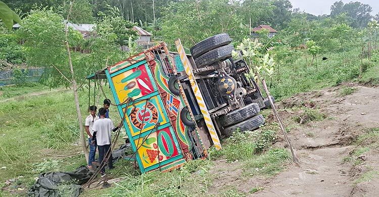 টাঙ্গাইলে ট্রাক উল্টে নিহত ১৫ জনের মধ্যে ১২ জনের পরিচয় মিলেছে