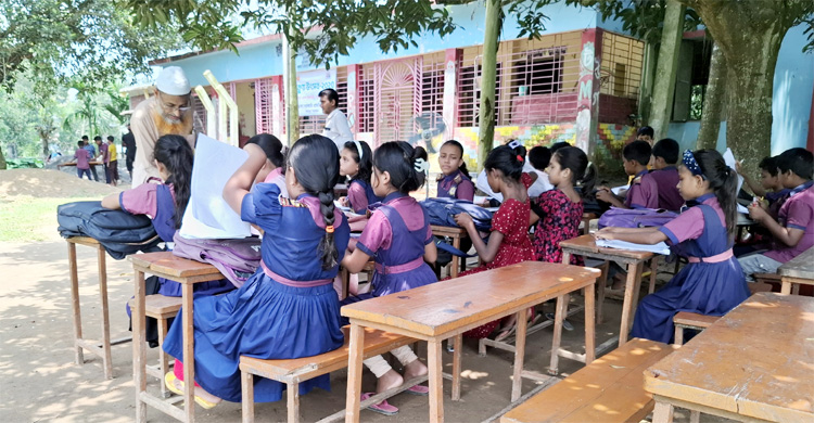 শ্রেণিকক্ষ সংকট, গাছতলায় চলে পাঠদান