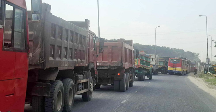 টাঙ্গাইলকে ঢাকা বিভাগে রাখার দাবিতে মহাসড়ক অবরোধ