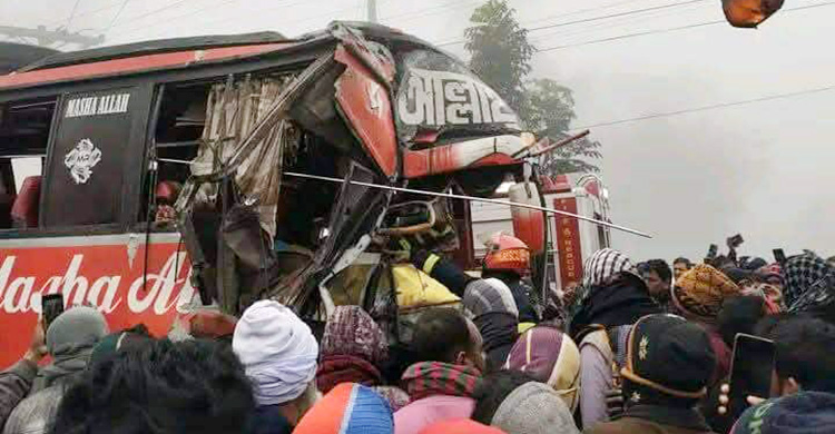 ঘন কুয়াশায় টাঙ্গাইলে দুই বাসের মুখোমুখি সংঘর্ষ, আহত ২২