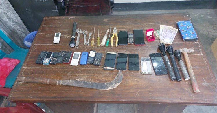 টাঙ্গাইলে শিক্ষা সফরের বাস ডাকাতির ঘটনায় গ্রেফতার ৪