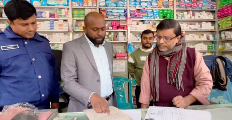 মেয়াদোত্তীর্ণ ওষুধ রাখায় ১১ ফার্মেসিকে ২ লাখ টাকা জরিমানা